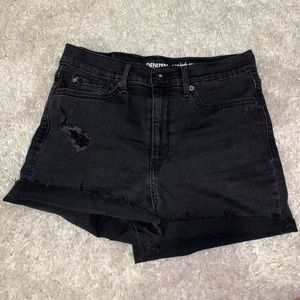 Black Levi’s denim shorts